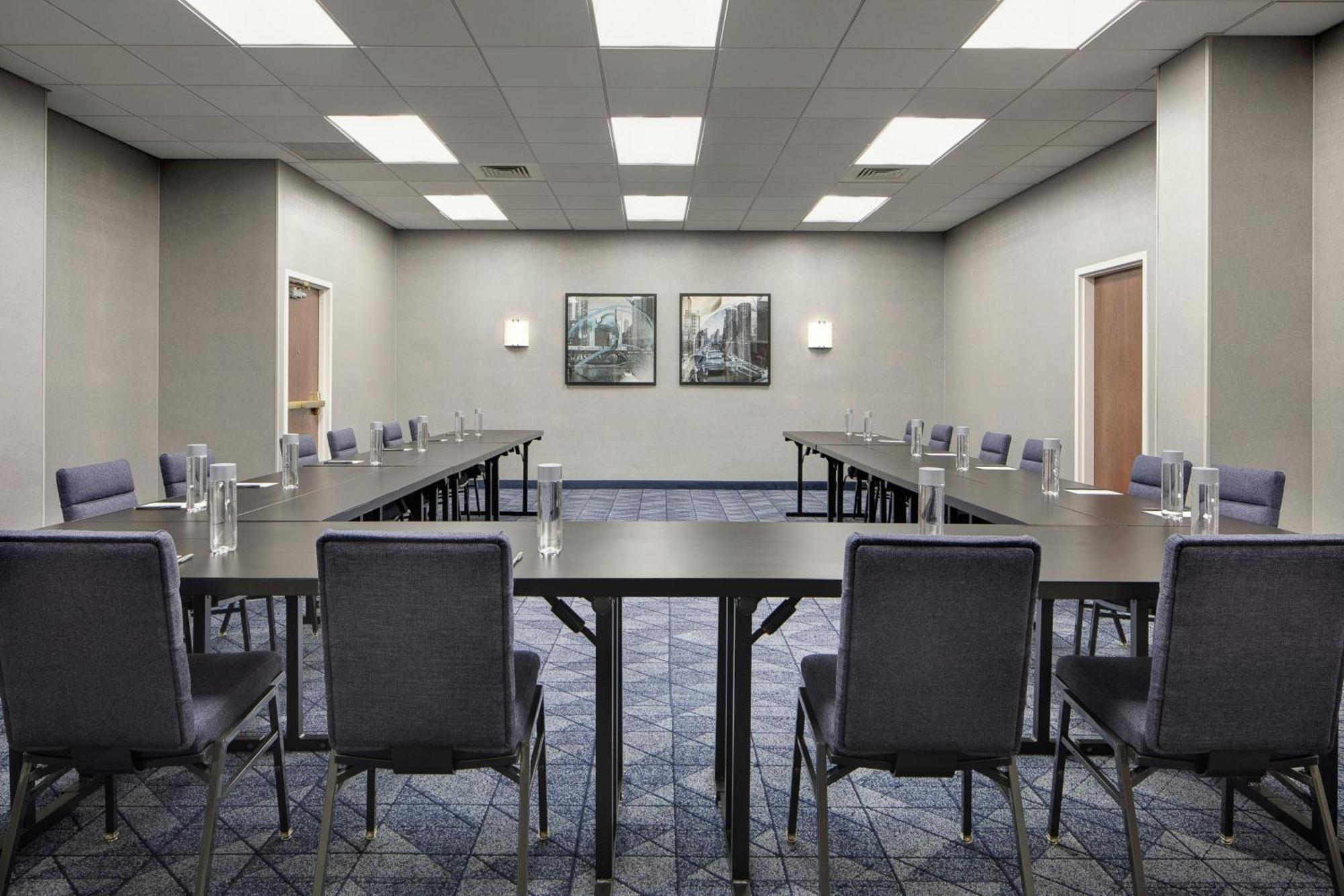 Courtyard By Marriott Chicago Downtown/River North Экстерьер фото