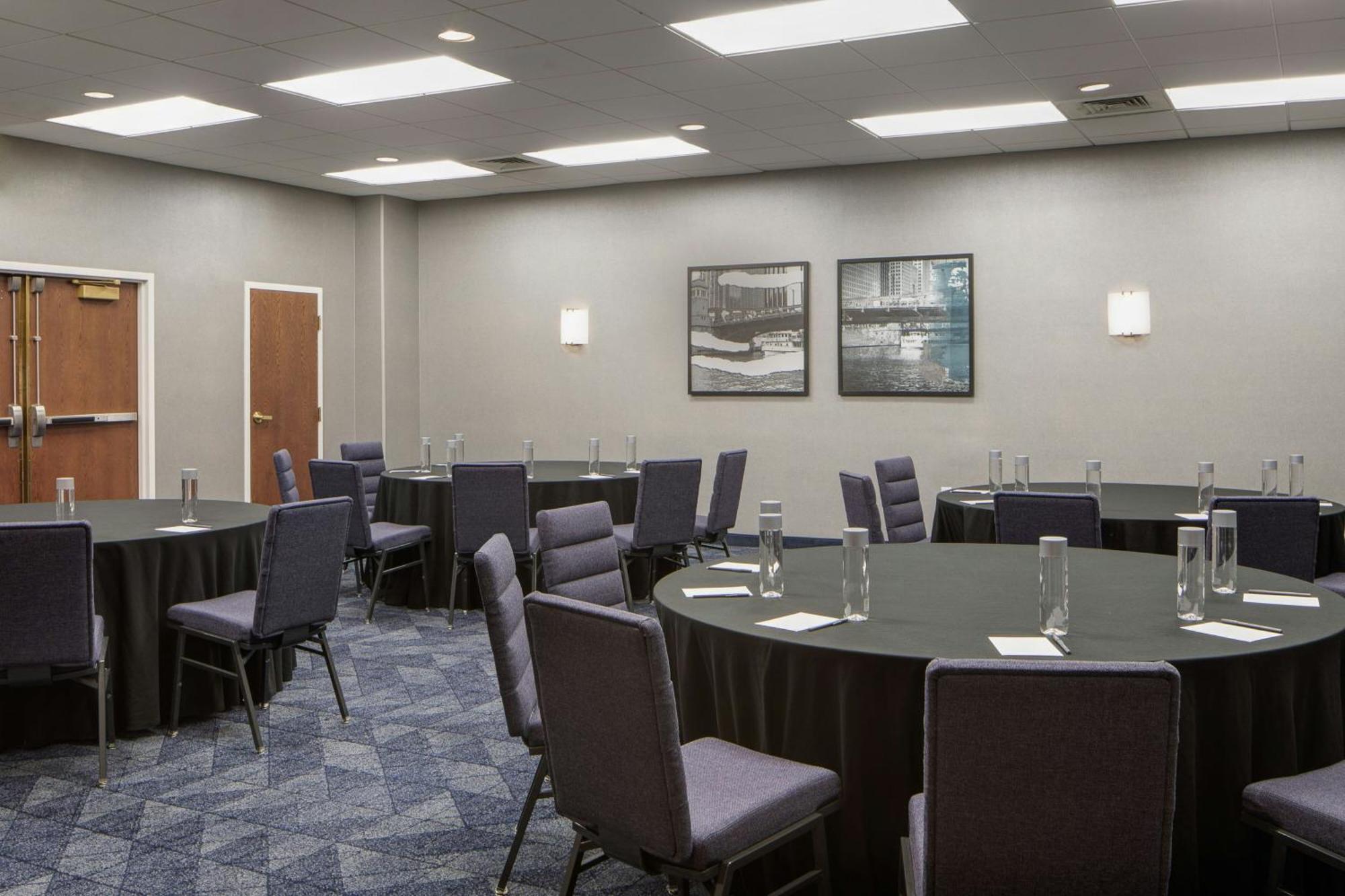 Courtyard By Marriott Chicago Downtown/River North Экстерьер фото
