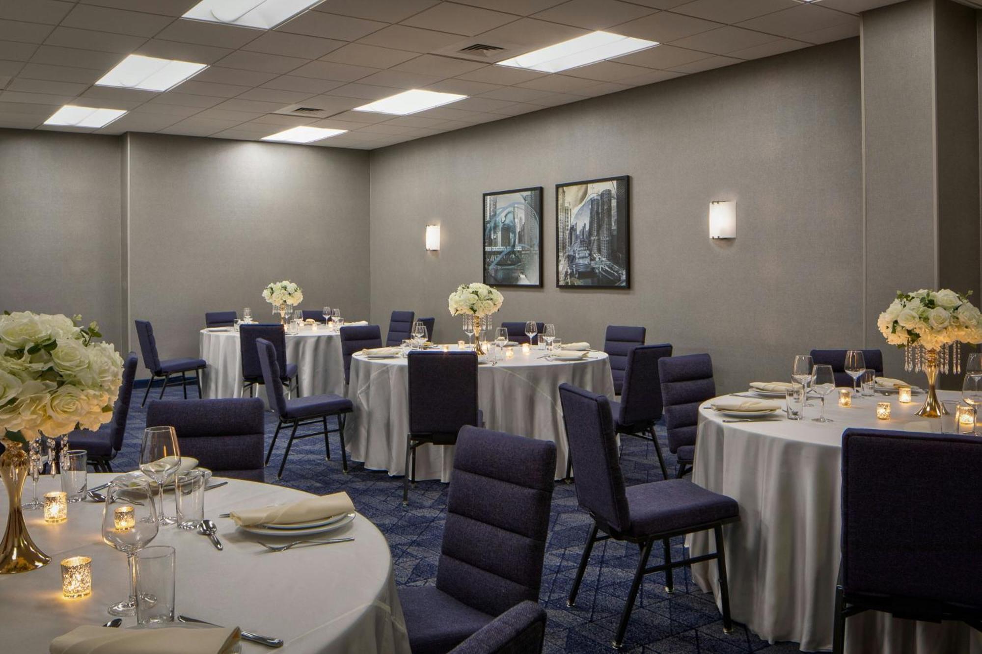 Courtyard By Marriott Chicago Downtown/River North Экстерьер фото
