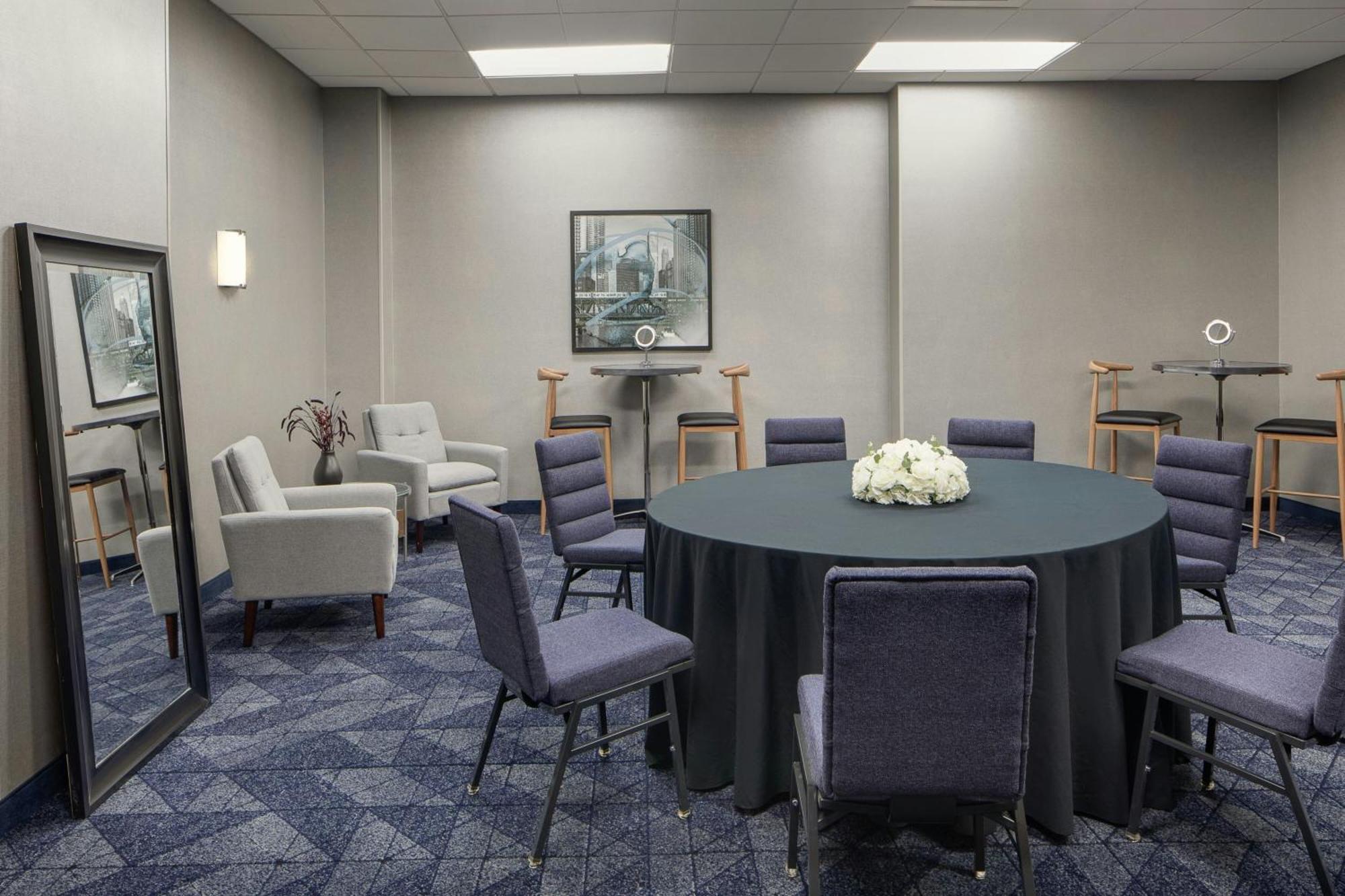 Courtyard By Marriott Chicago Downtown/River North Экстерьер фото