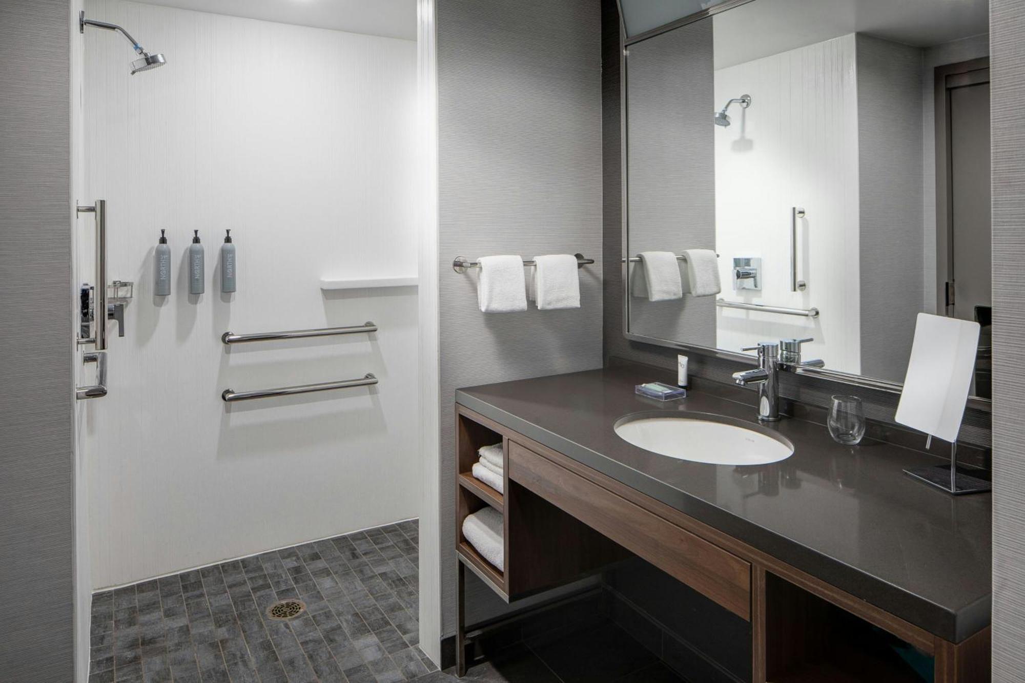 Courtyard By Marriott Chicago Downtown/River North Экстерьер фото